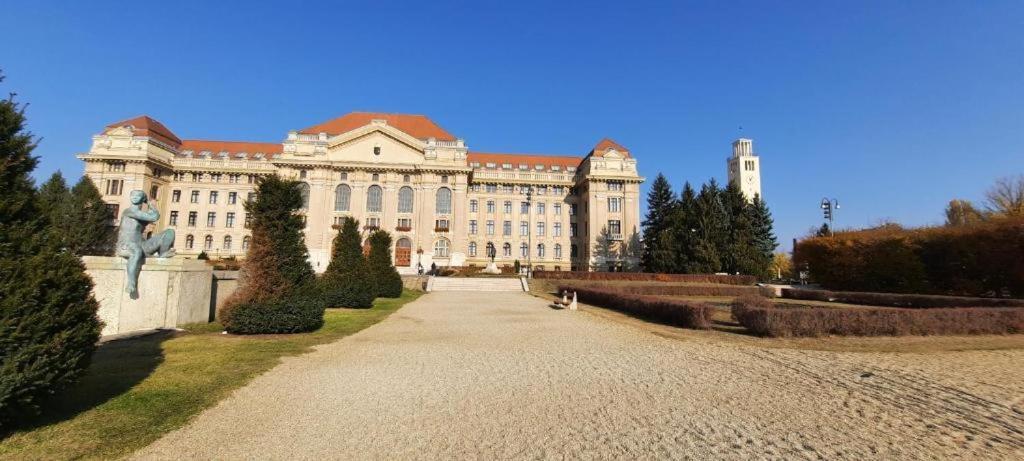 Mox Downtown Apartman Дебрецен Екстериор снимка